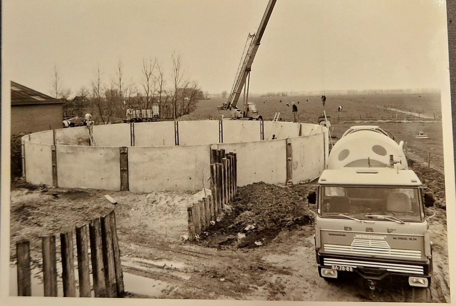 Professionalisering van De Lange Hoeve in 1984; de aanleg van een duurzame fundering voor mestopslag.