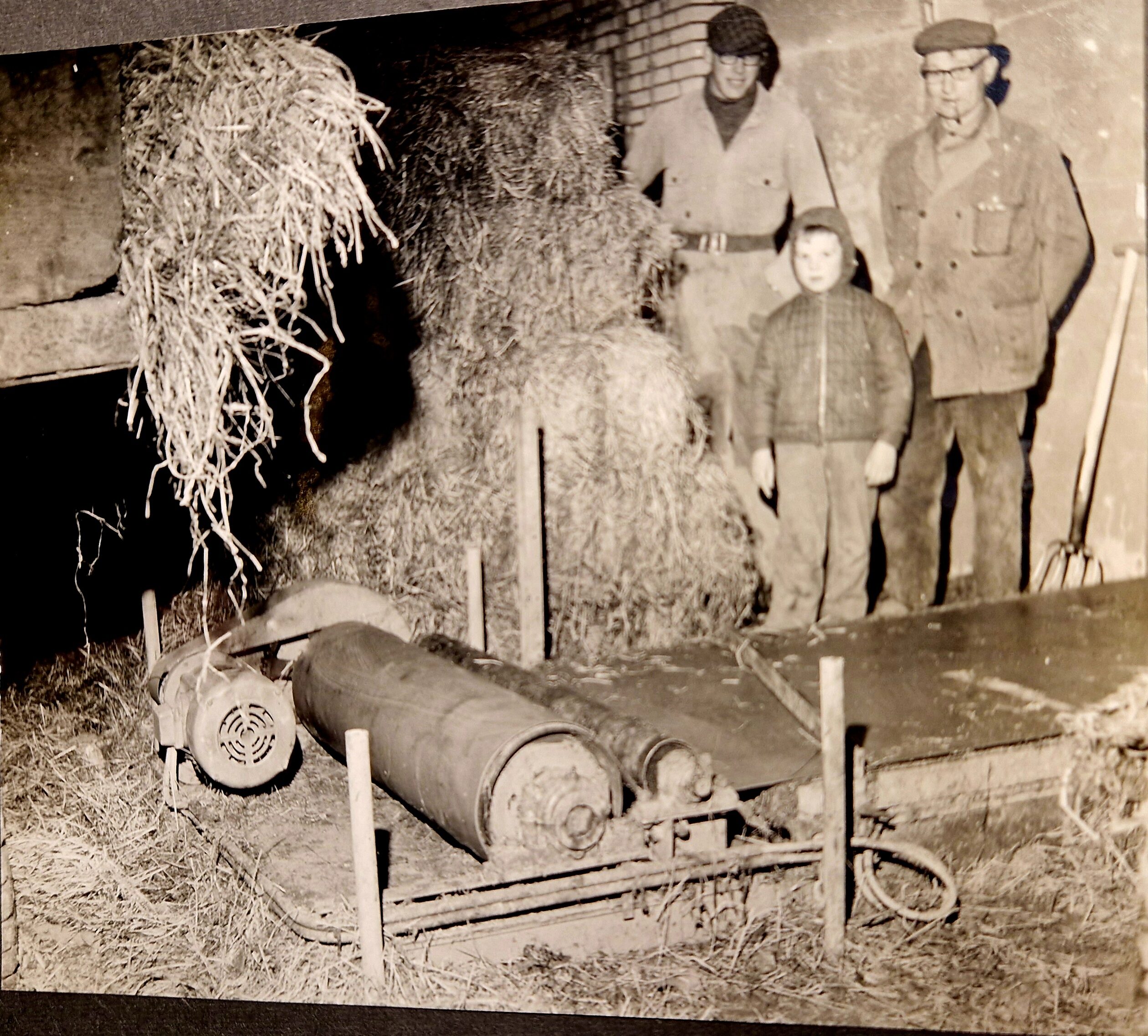 De robuuste mechanische voederband uit 1968 op De Lange Hoeve, destijds een innovatieve oplossing voor het voeren van vee.