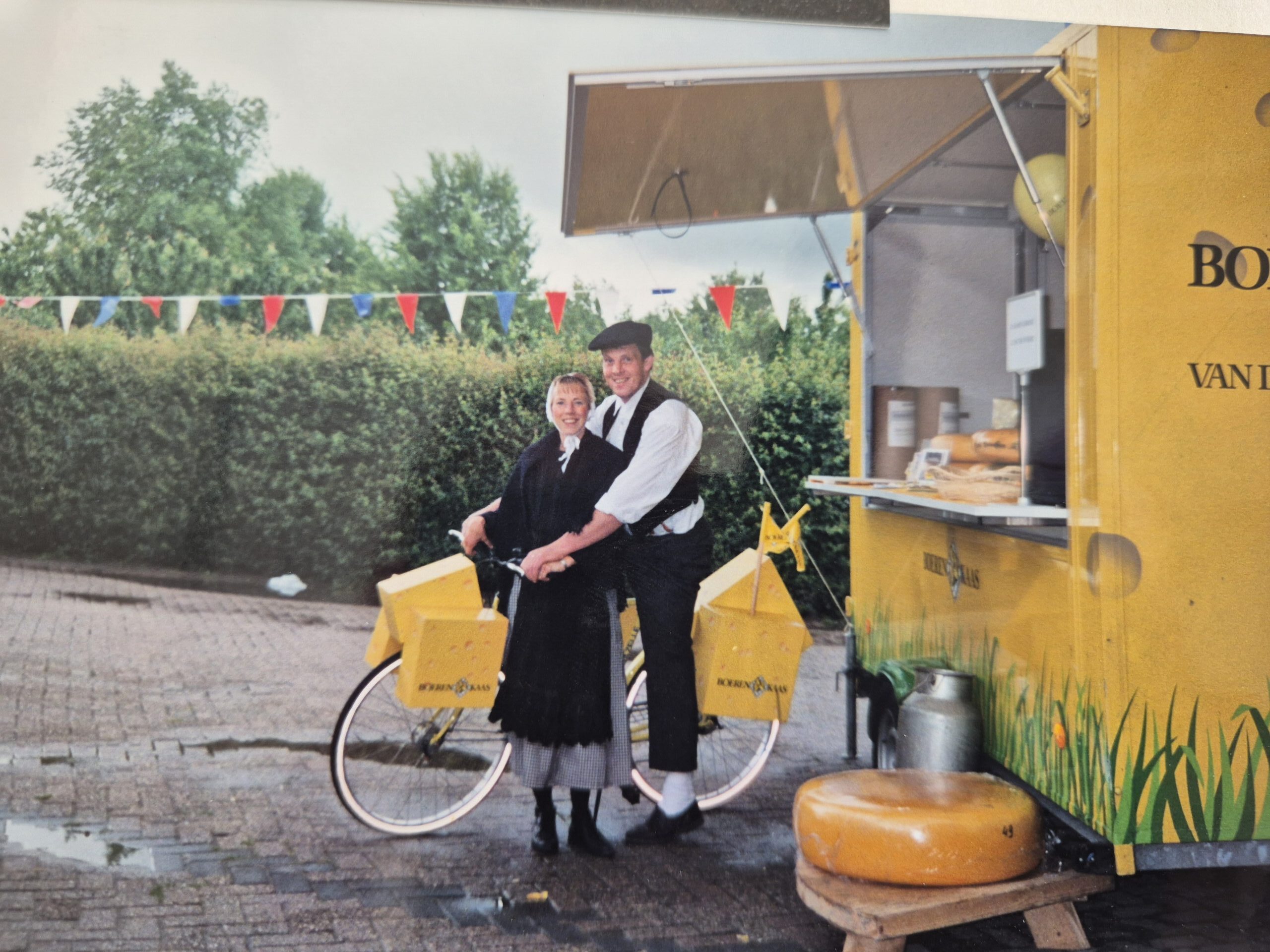De opvallende gele kaaspromotiewagen op het erf van De Lange Hoeve tijdens de drukbezochte open dag in 1995.