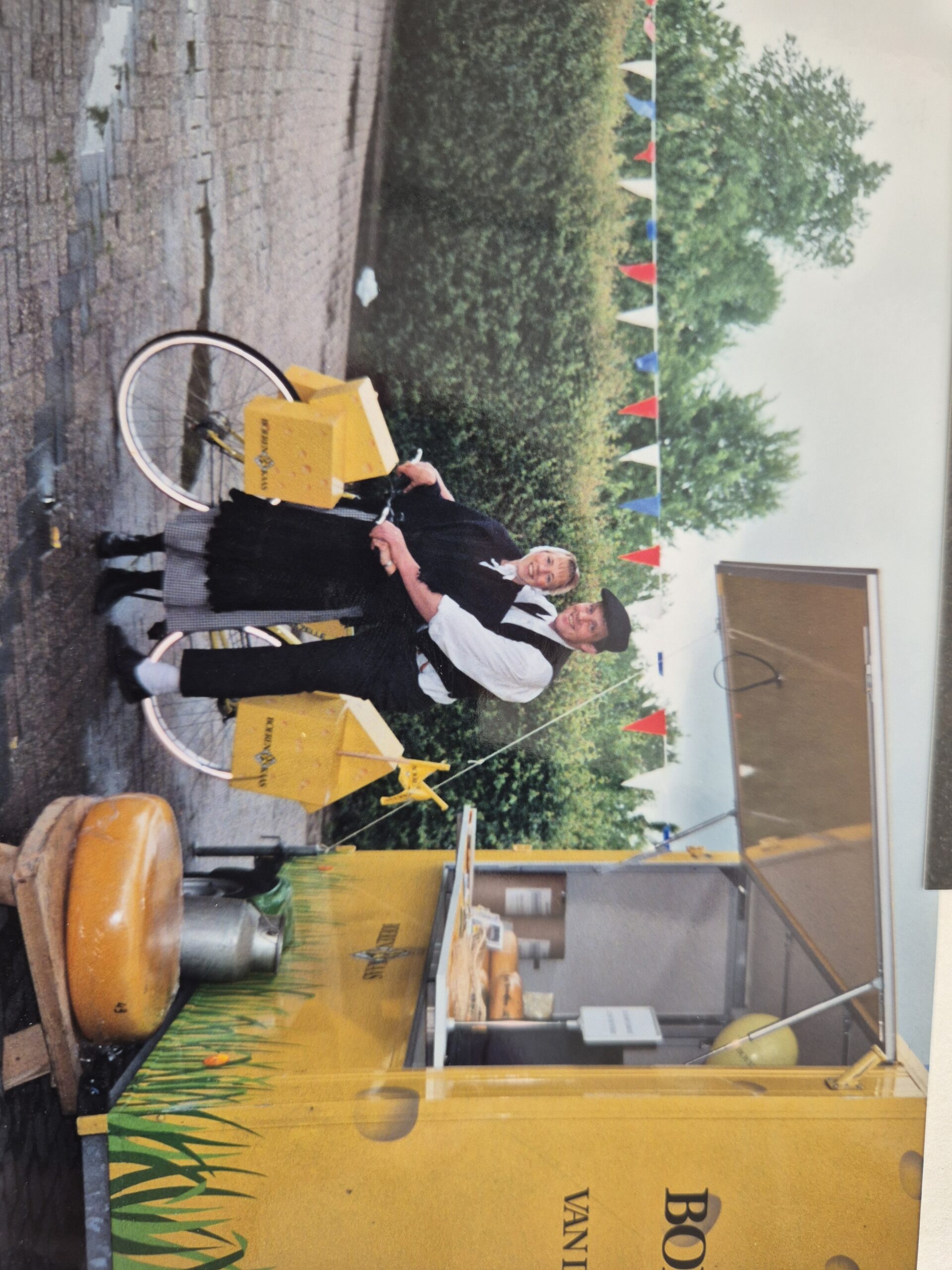 De opvallende gele kaaspromotiewagen op het erf van De Lange Hoeve tijdens de drukbezochte open dag in 1995.