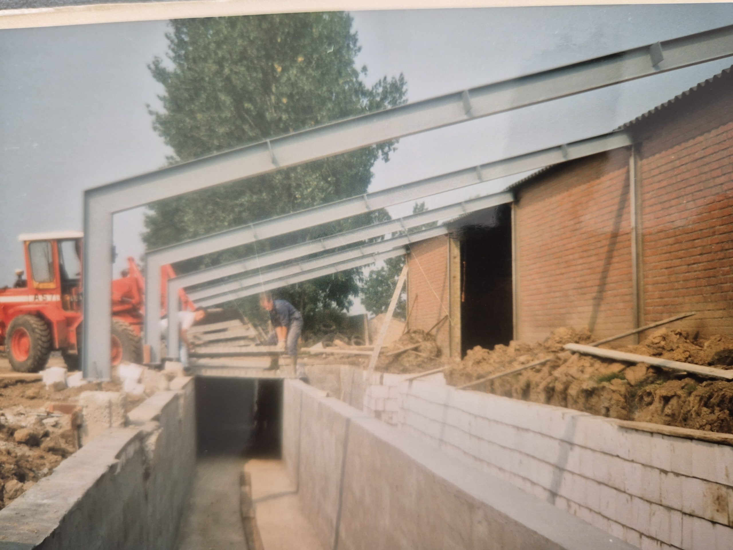 De Lange Hoeve in aanbouw: een mijlpaal waarbij vrienden en bekenden samen de schouders zetten onder de uitbreiding van het bedrijf.