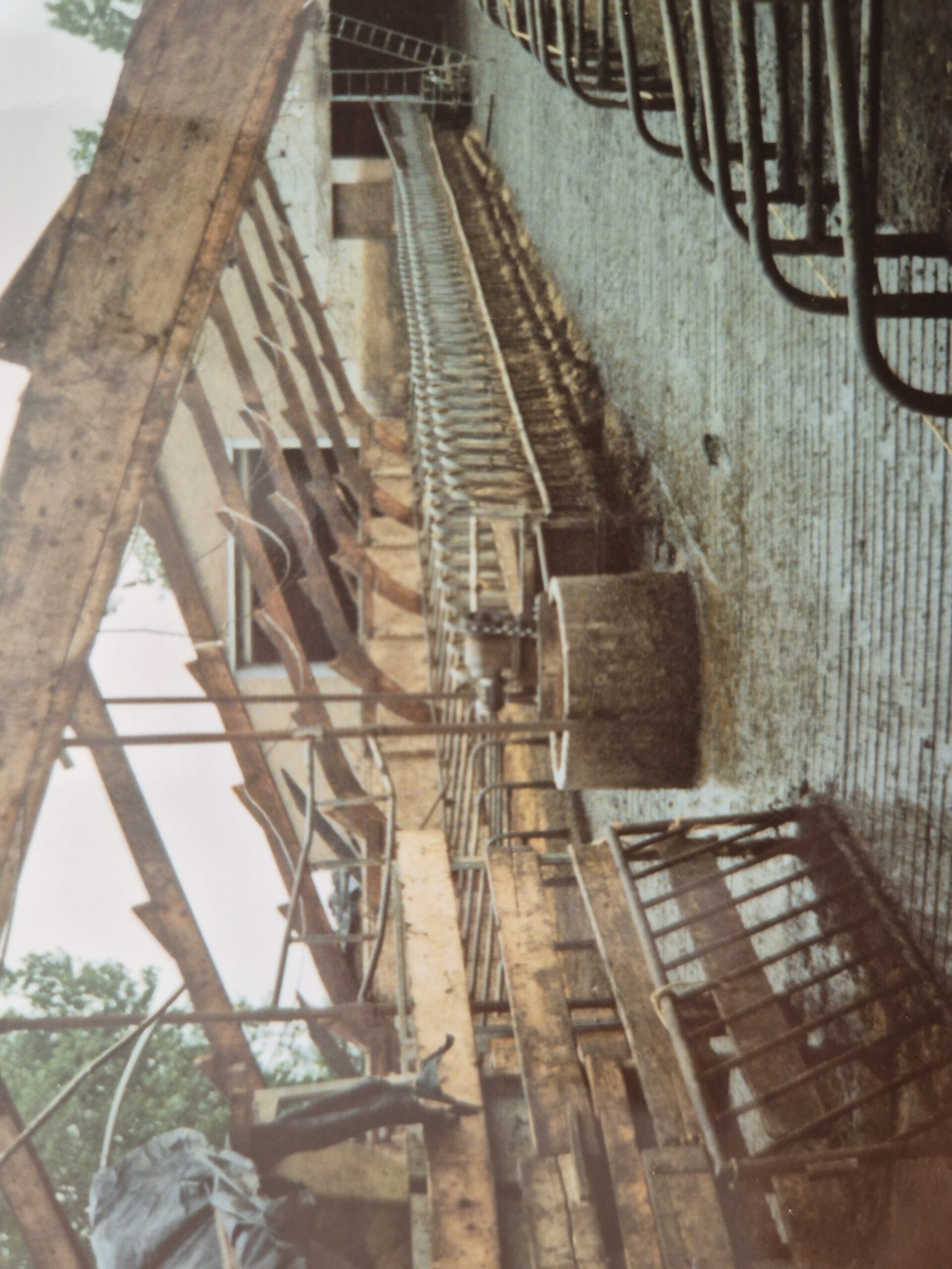Ingrijpende verbouwing van De Lange Hoeve in 1990: het vervangen van de lage daken voor een hoge, open dakconstructie.