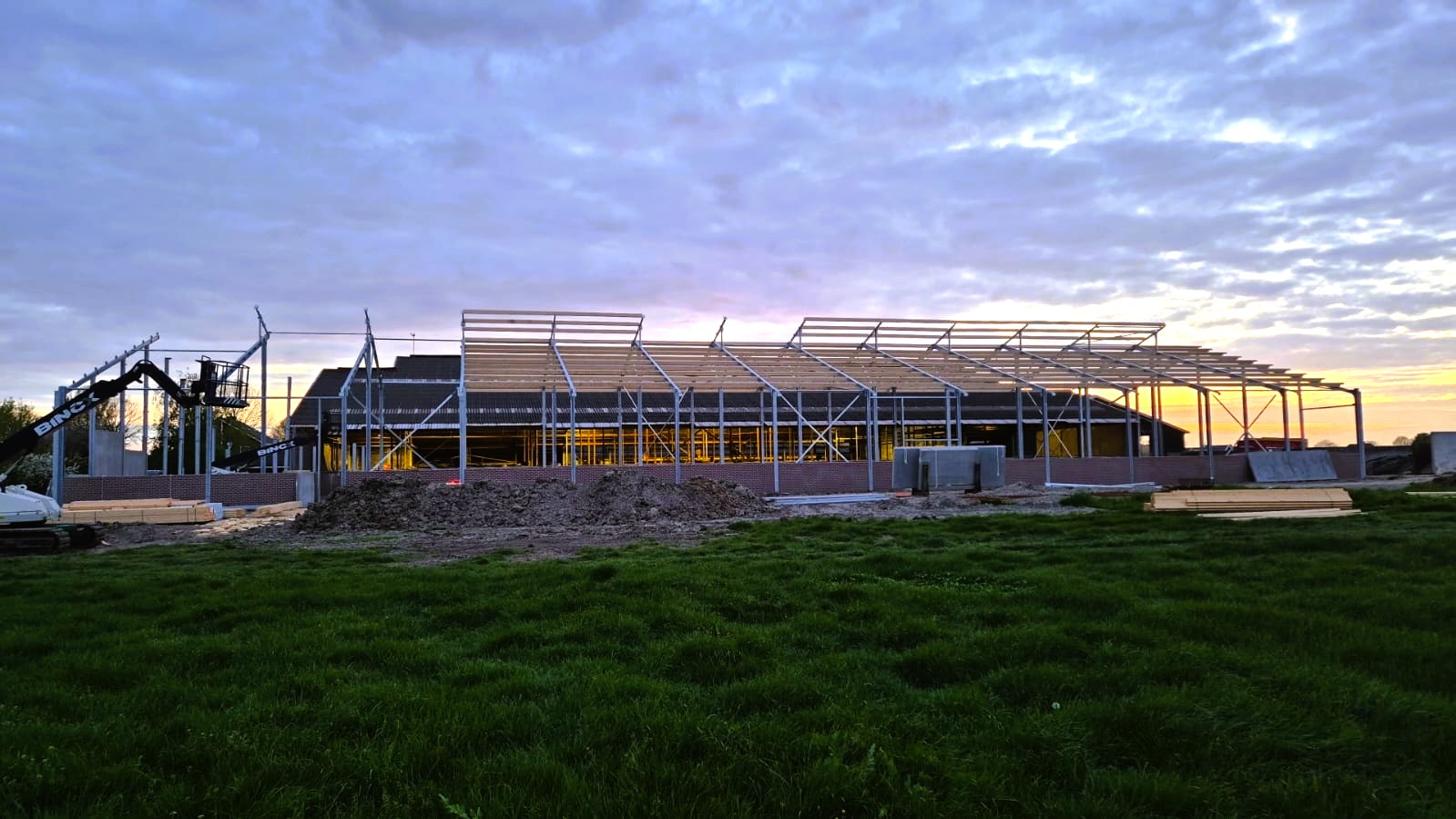 Bouwwerkzaamheden van de nieuwe duurzame circulaire stallen op de Lange Hoeve.