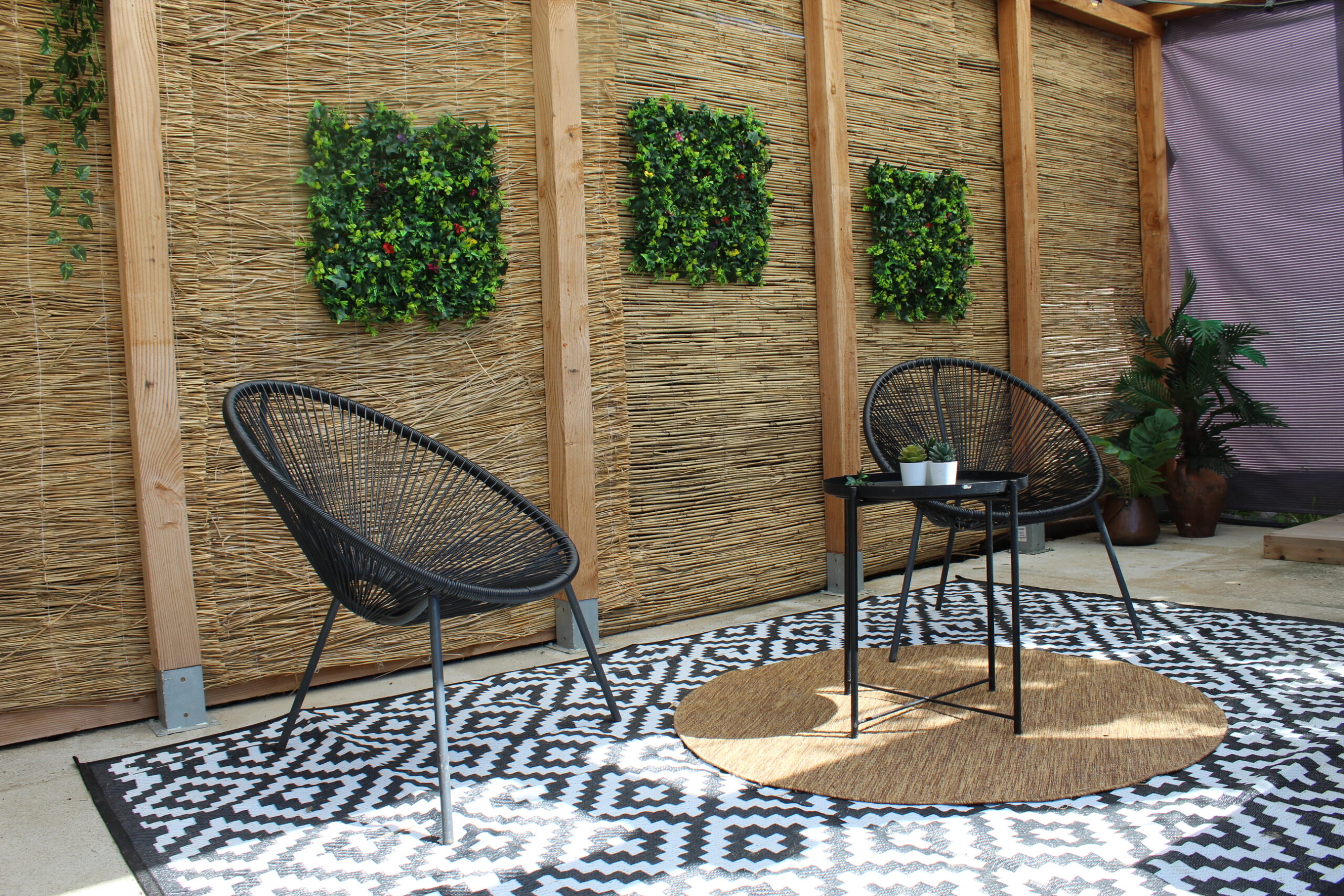 Geniet van ultieme privacy op het relaxplein van NixHoeve. Onze barrelsauna en hottub staan klaar voor een heerlijke 'back to nature' ervaring tijdens je verblijf op de boerderij.