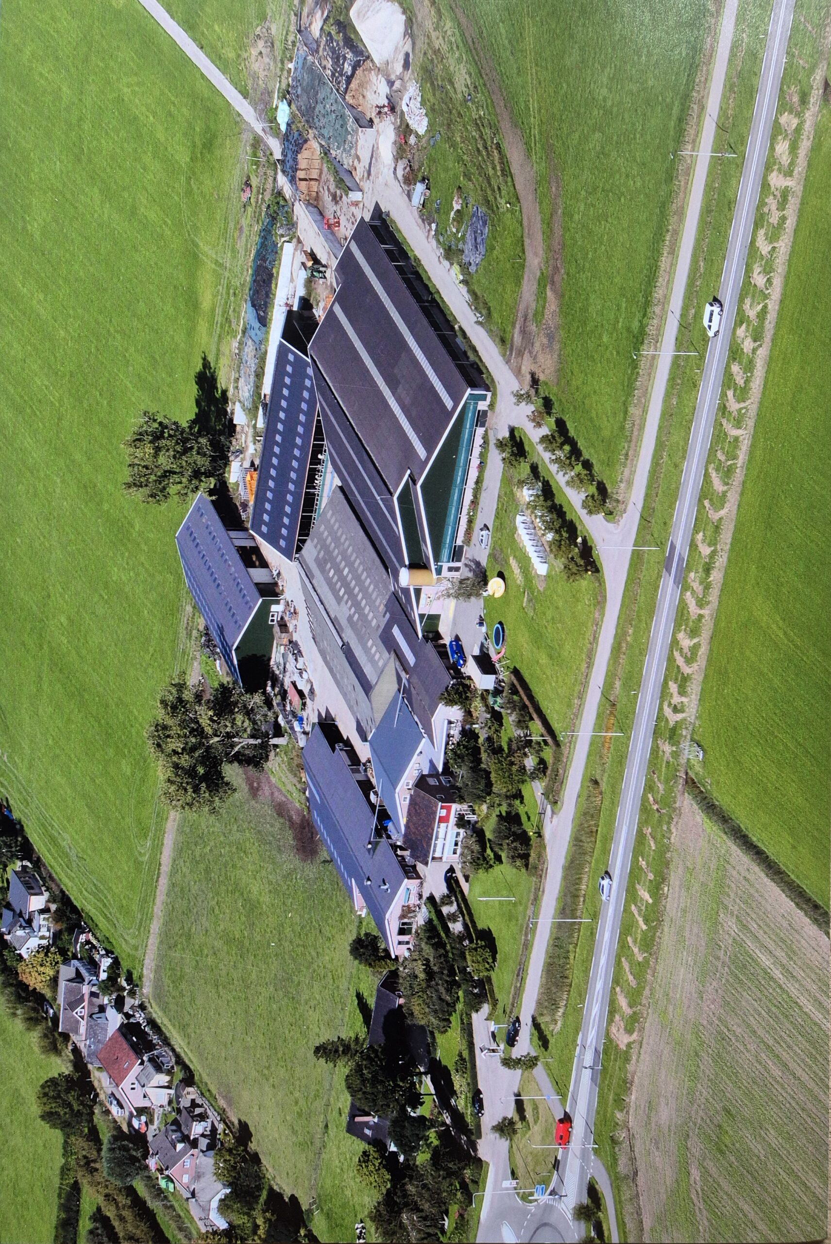 De innovatieve Groenlabel stal van De Lange Hoeve met mestrobot en geavanceerde klimaatbeheersing voor een gezond stalklimaat.