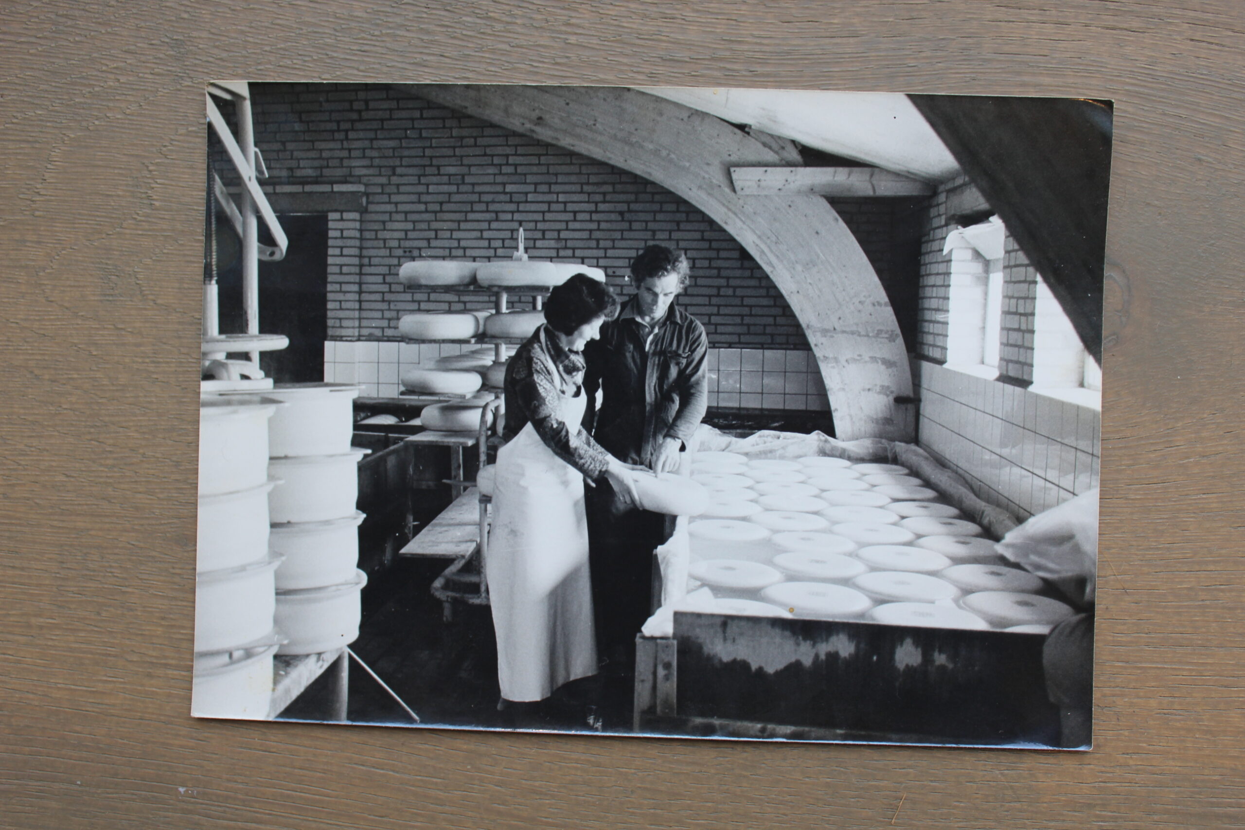 Traditioneel kaasmaken in 1970 op Kaasboerderij De Lange Hoeve in Genderen.