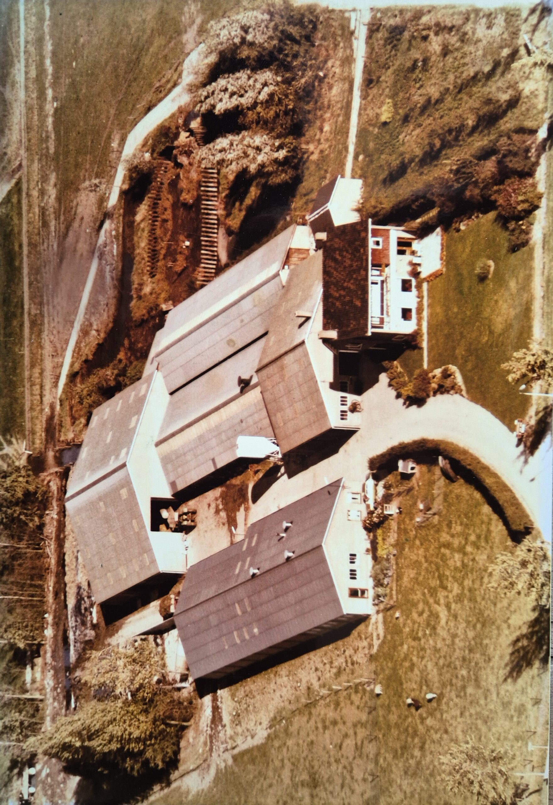 Overzicht van het boerenbedrijf De Lange Hoeve aan de Kleibergsestraat in 1980, klaar voor de uitdagingen van de nieuwe tijd.