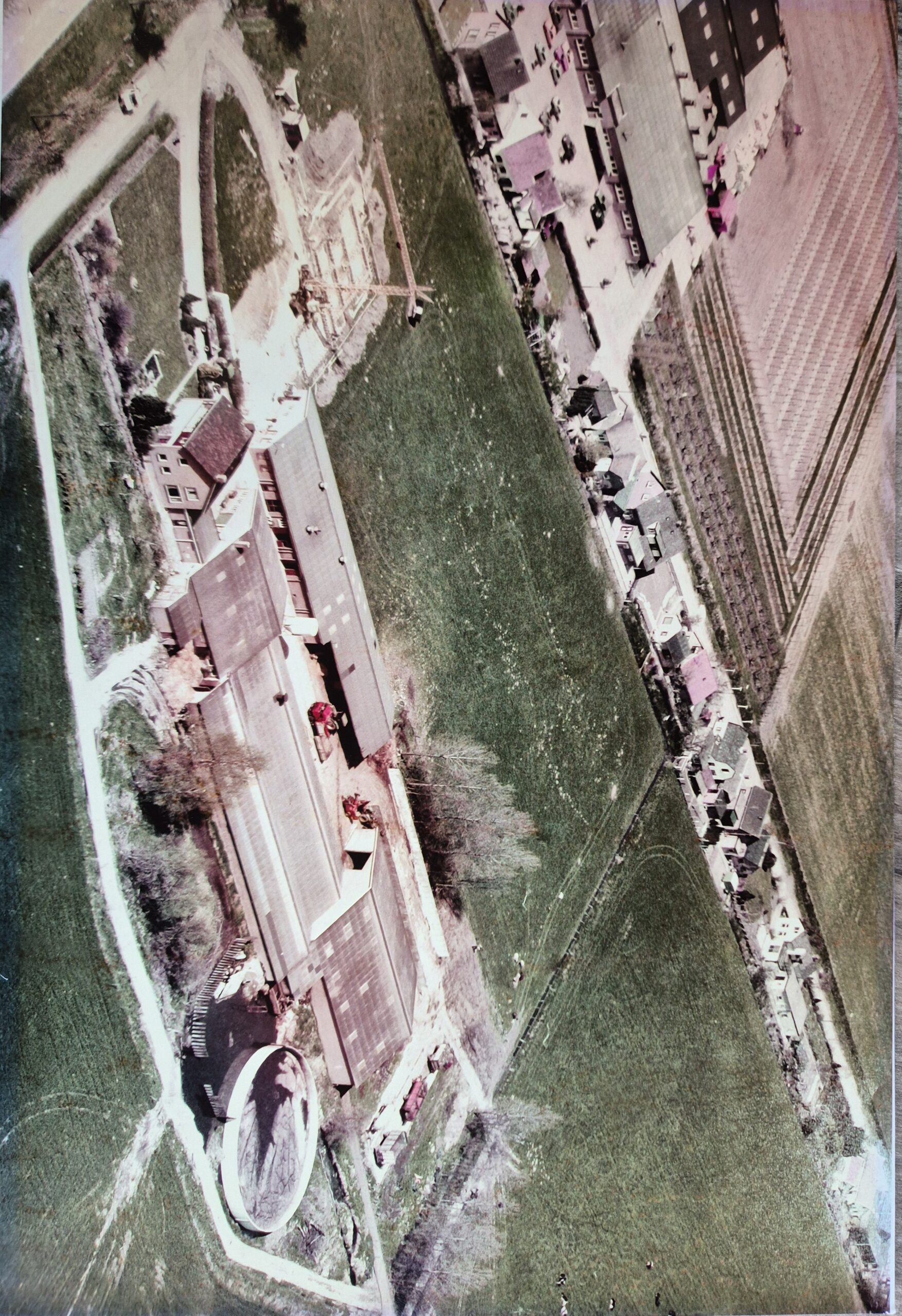 Familiebedrijf De Lange Hoeve in 1984: jong en oud aan het werk tijdens een jaar van groei en woningbouw.